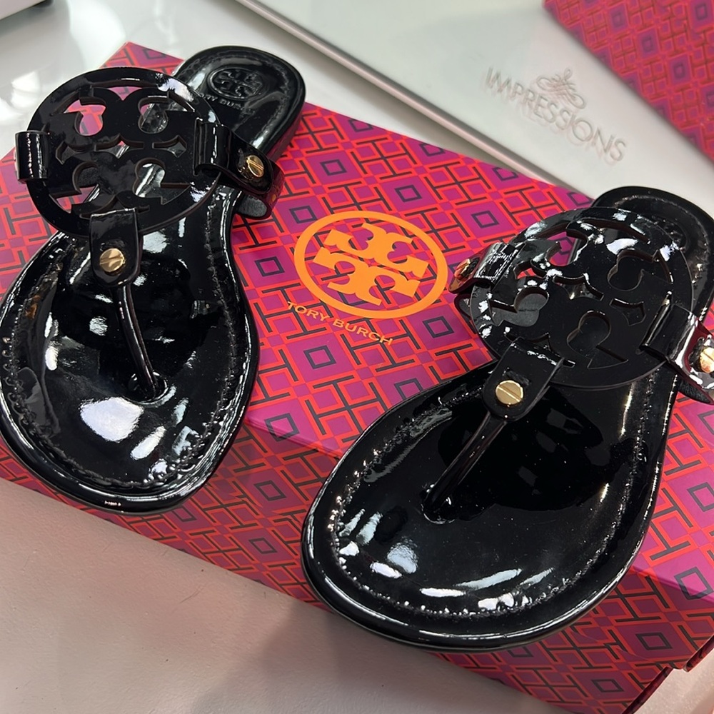 Tory Burch patent leather black sandal with large emblem waterproof size 6.5 NEW - Picture 7 of 10